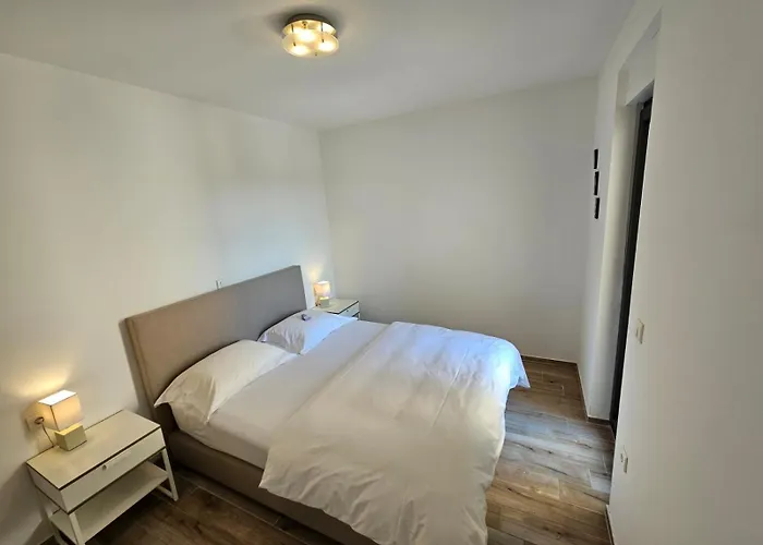 Marlera S Privatnim Bazenom 아파트 *