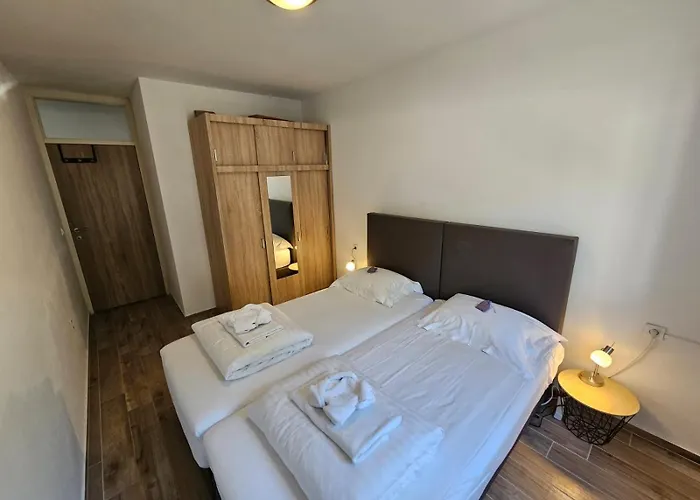 아파트 Marlera S Privatnim Bazenom *