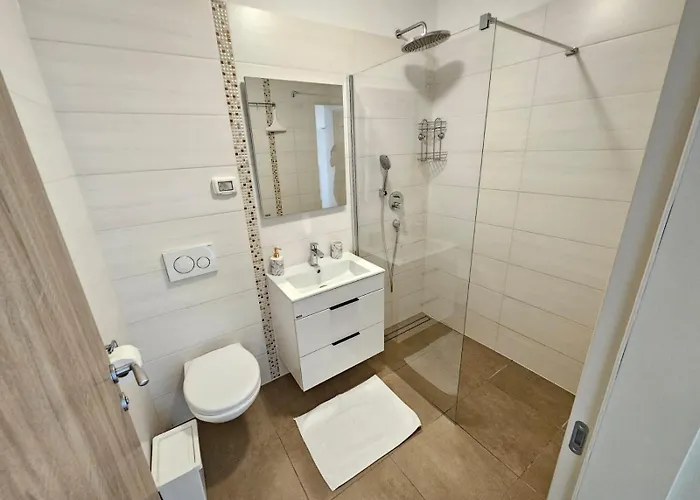 Marlera S Privatnim Bazenom 아파트 Ližnjan