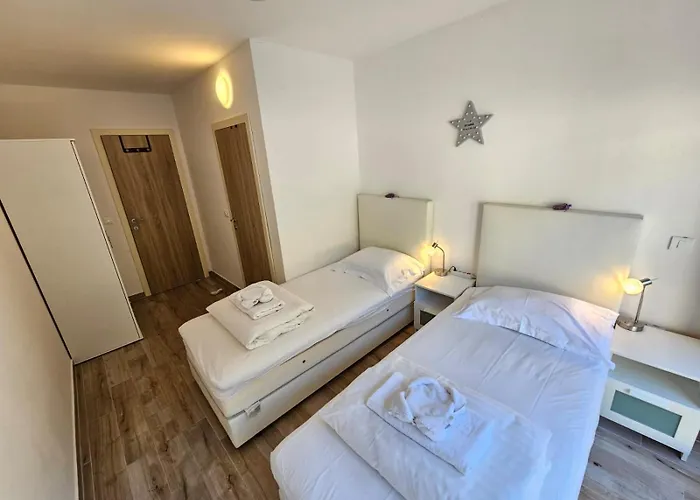 Marlera S Privatnim Bazenom